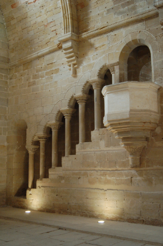Escalera de subida al púlpito del refectorio del monasterio de Rueda